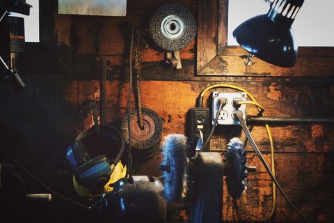 灰色台式磨床，机器，轮辐，服装，头盔，服装，车轮，工作站