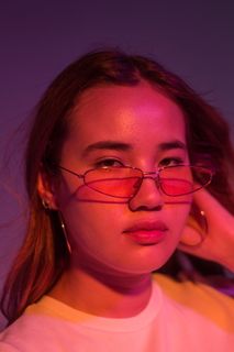 戴灰框眼镜的女子