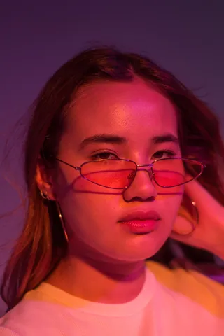 戴灰框眼镜的女子