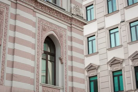 带窗板的棕色和白色混凝土建筑 带窗板的棕色和白色混凝土建筑