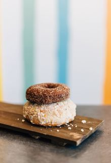 木制托盘上的两个甜甜圈