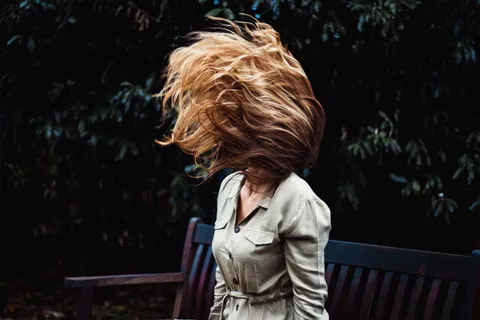 女人做头发翻转的照片 女人做头发翻转的照片