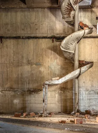 水槽，金属，墙壁，锁屏壁纸，无人，墙壁建筑特征，木质材料，白天