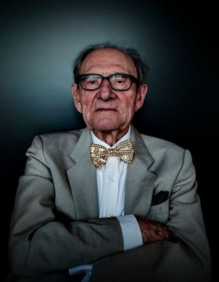 穿着灰色西装的男子