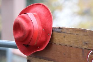 红帽, 长凳, 木, 装修, 户外, 红色, 专注于前景, 特写