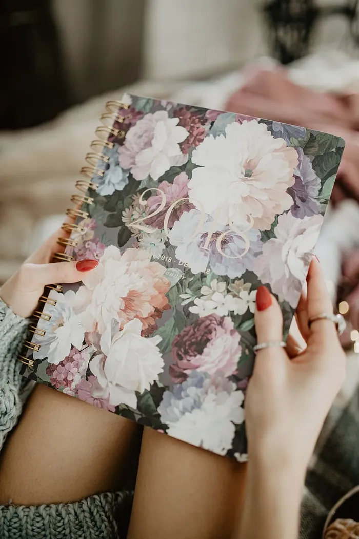 躺在床上的笔记本上写东西，里面有咖啡、蜡烛和姜饼