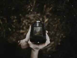 持有黑色复古设备的人