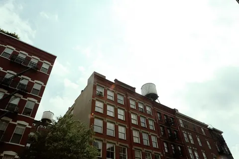 建筑物、公寓、房屋、窗户、水箱、天空、楼梯、建筑物外部 建筑物、公寓、房屋、窗户、水箱、天空、楼梯、建筑物外部