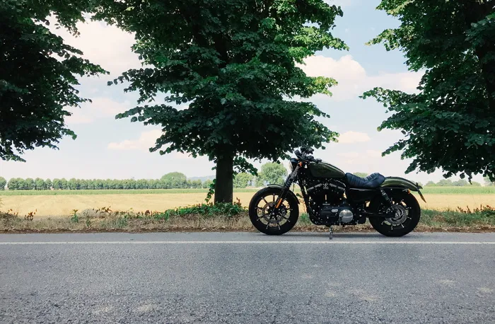公路上的定制摩托车
