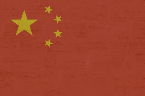 在中国,国旗、红旗、国旗、星星形状、形状、没有人、墙是建筑的特征 在中国,国旗、红旗、国旗、星星形状、形状、没有人、墙是建筑的特征