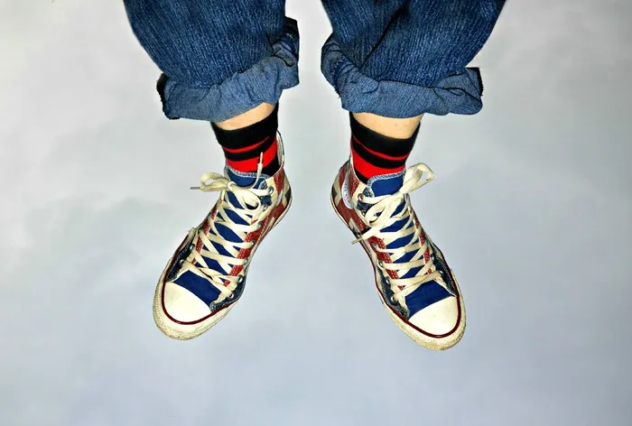 展示plimsolls、feet、woman、leg、body、training、exercise、sneakers的人