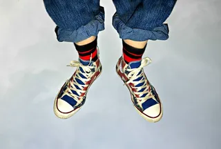 展示plimsolls、feet、woman、leg、body、training、exercise、sneakers的人