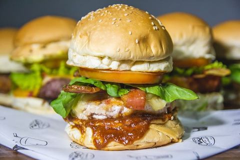 番茄、卷心菜、肉饼和火腿汉堡