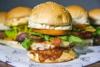 番茄、卷心菜、肉饼和火腿汉堡