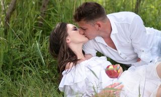 男人，女人，亲吻，躺着，绿色，植物，白天，白雪公主