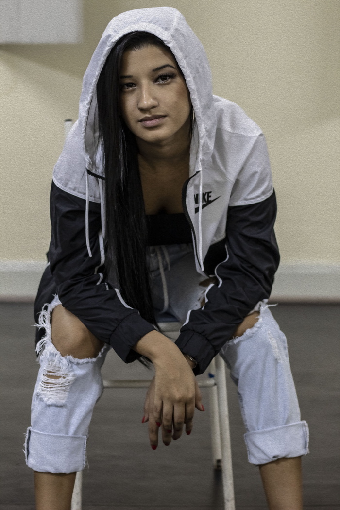 身穿黑白连帽衫的女子照片