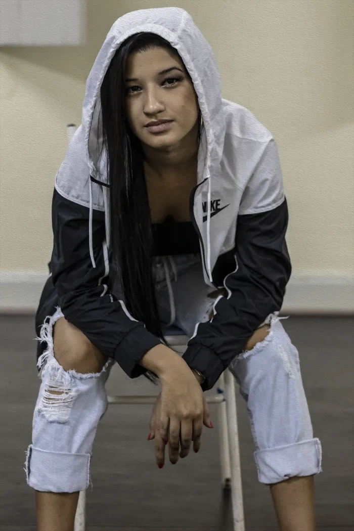 身穿黑白连帽衫的女子照片