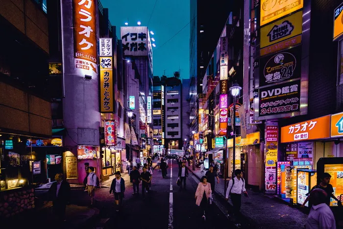 人们在被建筑物包围的街道上行走