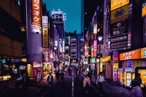 人们在被建筑物包围的街道上行走