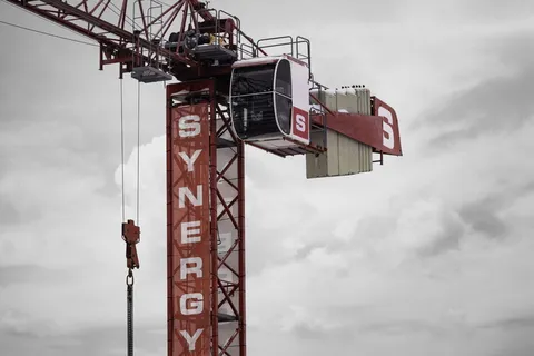 red crane，construction crane，加拿大，cap rouge，魁北克，construction，grey，crane