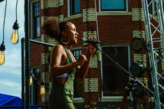 快乐的人，歌手，戴利的盟友，一个人，只有成年人，只有一个女人，年轻人，只有女人