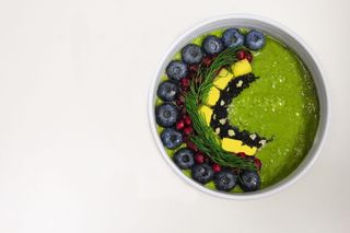 白碗蓝莓水果奶昔