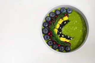 白碗蓝莓水果奶昔