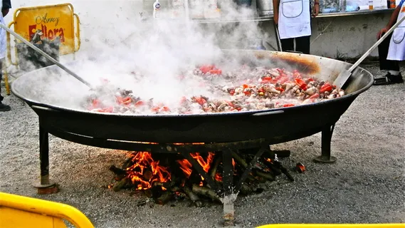 人烹饪肉类菜肴,炒锅,海鲜饭,大米,食品,聚会,西班牙,热-温度 人烹饪肉类菜肴,炒锅,海鲜饭,大米,食品,聚会,西班牙,热-温度