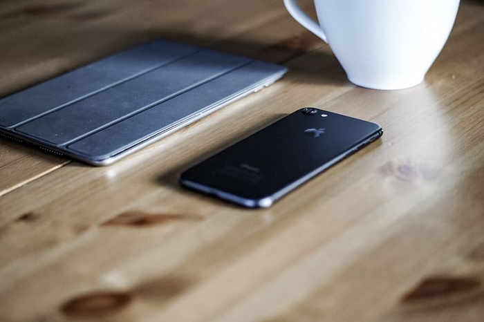 棕色表面的黑色iPhone 7