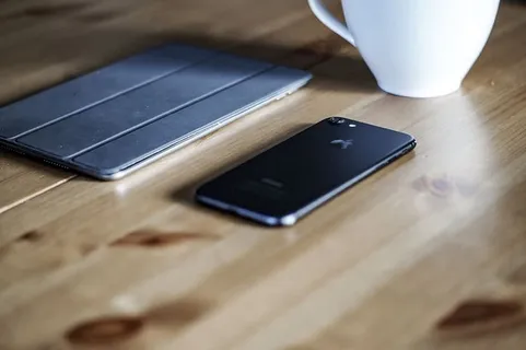 棕色表面的黑色iPhone 7 棕色表面的黑色iPhone 7