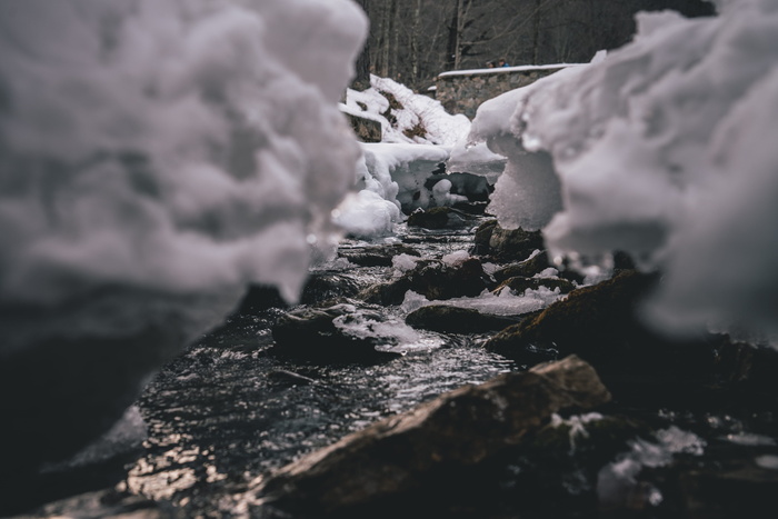 被雪覆盖的河流