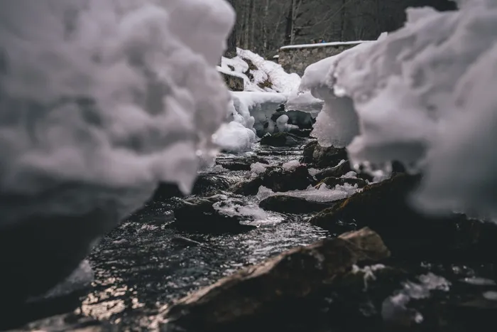 被雪覆盖的河流