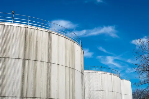 白色、筒仓、蓝色、天空、汽油罐、港口、工业、工业厂房