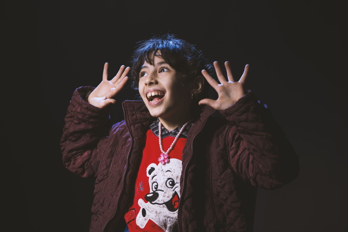 房间里穿着棕色拉链夹克的男孩