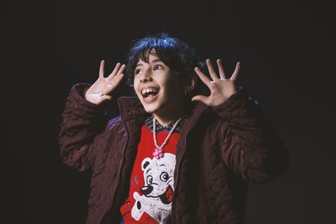 房间里穿着棕色拉链夹克的男孩