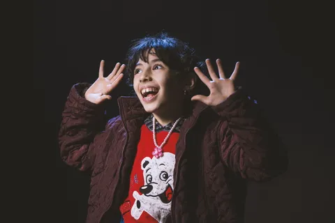 房间里穿着棕色拉链夹克的男孩