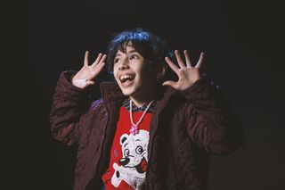 房间里穿着棕色拉链夹克的男孩