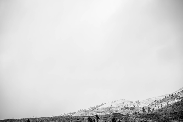 灰度山地照片