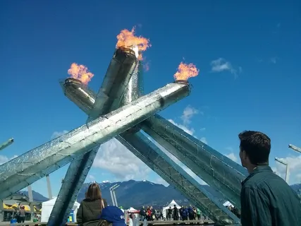 加拿大温哥华,奥运会,奥运火炬,火炬,火焰,天空,真人 加拿大温哥华,奥运会,奥运火炬,火炬,火焰,天空,真人