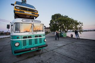 黄色和白色车辆位于另一车辆顶部