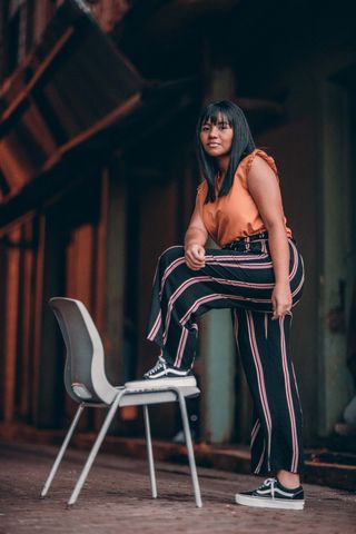 坐在椅子旁的女士