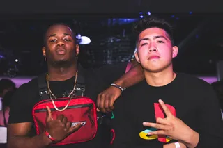 站在另一个人旁边做手势的人