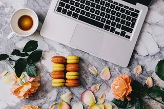 大理石板上的马卡龙俯视图