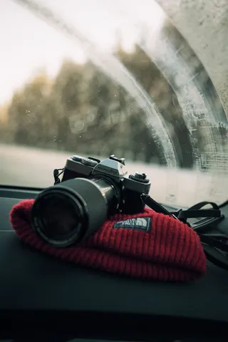 手套箱上的灰色美能达单反相机照片