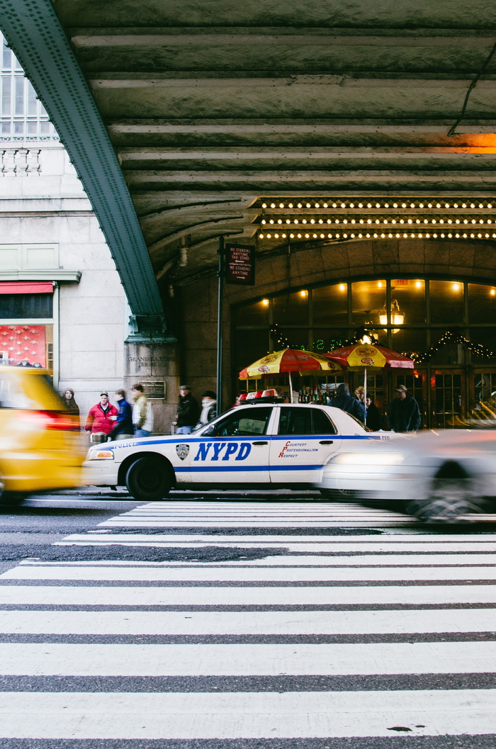 纽约警察局警车在人行道上的延时摄影