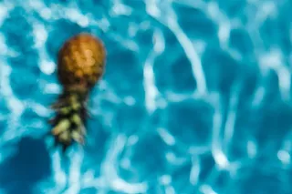 游泳池里的菠萝