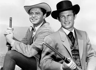 灰度照片，两张，男子，手持步枪，罗斯·马丁，罗伯特·康拉德，演员