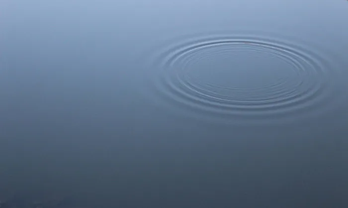 灰色的水滴, 水, 石, 同心, 圈子, 蓝色, 背景, 心情