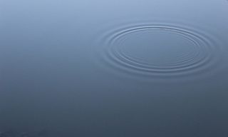 灰色的水滴, 水, 石, 同心, 圈子, 蓝色, 背景, 心情