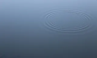 灰色的水滴, 水, 石, 同心, 圈子, 蓝色, 背景, 心情